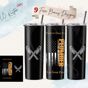 Könnte beinhalten: Drei schwarze Edelstahlbecher mit einem weißen und orangefarbenen Design. Das Design zeigt einen gekreuzten Schraubenschlüssel und den Text "I'm Just Here To Lay Some Pipe" und "Plumber".