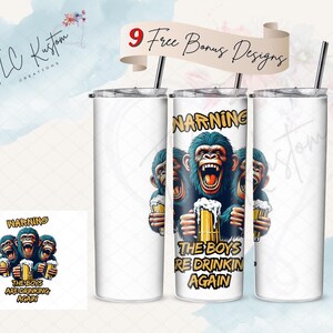 Könnte beinhalten: Weißer Edelstahlbecher mit einem Design mit Cartoon-Affen, die Bierkrüge halten. Der Text "WARNING THE BOYS ARE DRINKING AGAIN" wird angezeigt. Der Becher enthält einen Deckel und einen Strohhalm.