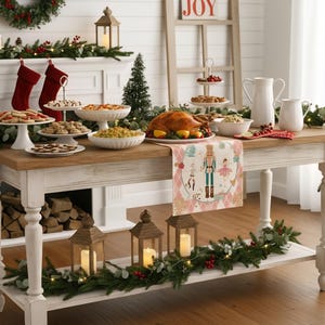 Puede incluir: Una mesa navideña festiva con pavo asado, galletas y otros platos. La mesa está decorada con un camino de mesa Cascanueces, vegetación y velas. Una chimenea con calcetines y una corona se encuentra en el fondo.