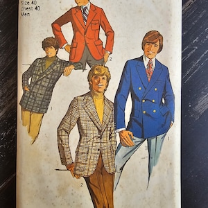 Puede incluir: Un sobre de patrón de costura vintage Simplicity, número 9598, con ilustraciones de cuatro estilos de chaquetas. Los diseños incluyen una chaqueta naranja lisa de botonadura sencilla, un blazer azul de doble botonadura y dos chaquetas de cuadros.