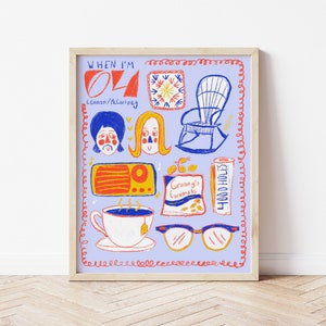 Puede incluir: Una impresión enmarcada con un fondo azul claro y una ilustración colorida de una mecedora, una taza de té, una radio, un par de gafas, una caja de caramelos Granny's, una lata de Hood Holes y dos caras. El texto "WHEN I'M 04 Lennon/McCartney" está en la parte superior de la impresión.