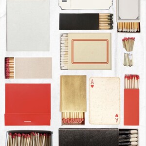 Peut inclure: Diverses boîtes d'allumettes de couleurs et de styles variés. L'image présente des boîtes blanches, noires, rouges et dorées, certaines ouvertes et d'autres fermées, montrant les allumettes. Une carte à jouer avec l'As de cœur est également visible.