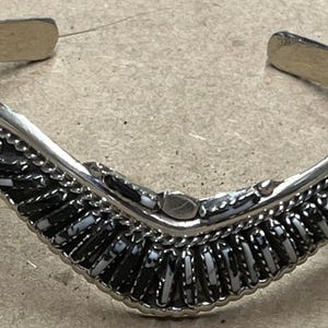 Pulsera con diseño de búfalo blanco con múltiples piedras y bordado en plata de ley hecha a mano de Navajo Jewelry