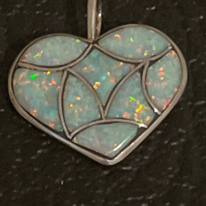 Colgante de corazón con incrustaciones de ópalo de plata de ley hecho a mano Zuni