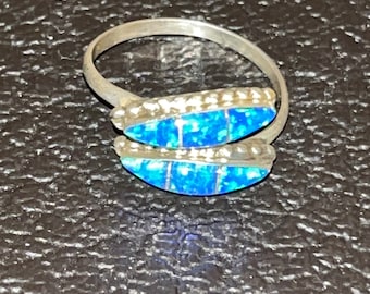 Anello KELITCH In Argento Con Opale Creato Blu Fuoco - Intarsio Rugby - Taglie USA 6 / IT 11, 12, 13 - 3