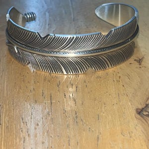 Bijoux navajos amérindiens faits main en argent sterling fait main, bracelet/manchette avec plumes traditionnelles - Chris Charley