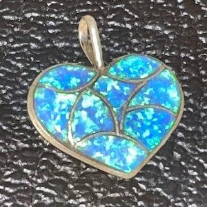 Colgante de corazón con incrustaciones de ópalo de plata de ley hecho a mano Zuni
