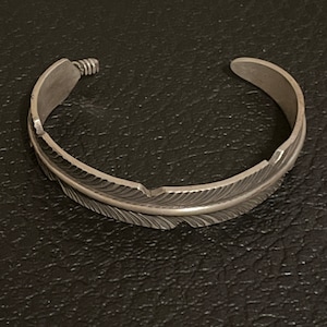 Pulsera de plumas de plata de ley hecha a mano Navajo