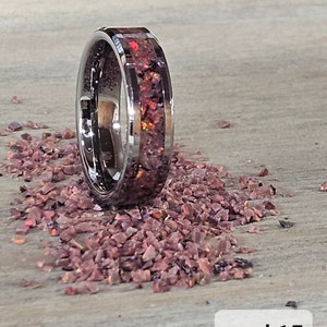 Anillo de tungsteno con ópalo rojo cereza negro hecho a mano. Brilla en la oscuridad y grabado personalizado.