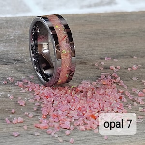Handgemachter Opal leuchtend im dunklen Ring - Hergestellt mit Tiefseekorallenopal 7 und Orange Glow- Kostenlose personalisierte Gravur- Wolframband