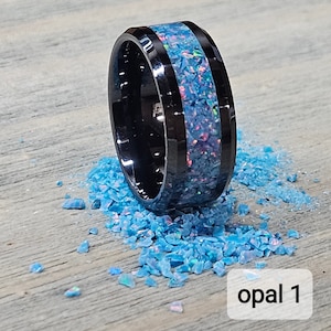 Handgemachter Opal leuchtend im dunklen Ring - Hergestellt mit Multi Teal Opal 1 und Blue Glow - Kostenlose personalisierte Gravur - Schwarzes Keramikband