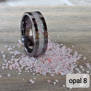 Handgemachter Opal leuchtend im dunklen Ring - Hergestellt mit Rose Blush Opal 8 und Pink Glow - Kostenlose personalisierte Gravur- Wolframband
