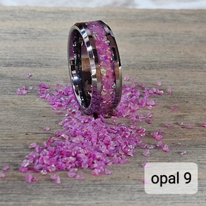Handgemachter Opal leuchtend im dunklen Ring - Hergestellt mit Magenta Opal 9 und Pink Glow- Kostenlose personalisierte Gravur- Wolframband