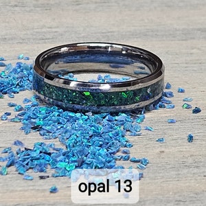 Handgemachter Opal leuchtend im dunklen Ring - Hergestellt mit Peacock Opal 13 und Blue Glow- Kostenlose personalisierte Gravur- Wolframband