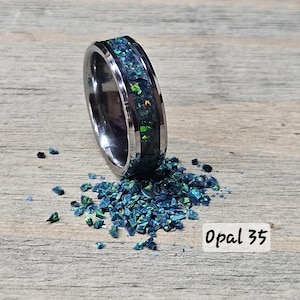 Handgemachter Opal leuchtender im dunklen Ring - Hergestellt mit Black Ocean Opal 35 und Blue Glow - Kostenlose personalisierte Gravur- Wolframband