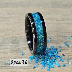 Handgemachter Opal leuchtend im dunklen Ring - Hergestellt mit Pfauenblau Opal 36 und Blue Glow - Kostenlose personalisierte Gravur- Wolframband