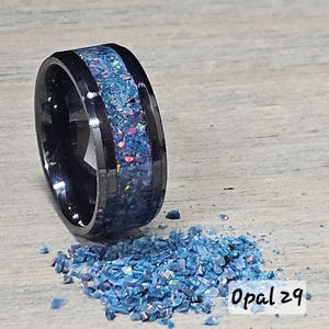 Handgemachter Opal leuchtend im dunklen Ring - Hergestellt mit Space Blue Opal 29 und Blue Glow - Kostenlose personalisierte Gravur- Wolframband