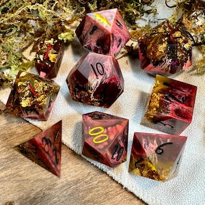 The Forge, 9-delige DND-dobbelstenenset, handgemaakte dobbelstenenset, dobbelstenenset met scherpe randen, petristijl, gouden vlok, unieke NST-dobbelstenenset
