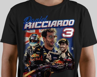 Pode incluir: Camiseta preta com um gráfico de estilo vintage do piloto de Fórmula 1 Daniel Ricciardo. O gráfico inclui o nome de Ricciardo, o número de corrida "3" e imagens dele em um macacão de corrida e um carro de corrida.
