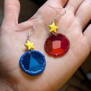 Orecchini a forma di stella con cristalli rossi e blu – Gioielli ispirati a Steven Universe – Regalo per cosplay o fan – Orecchini fatti a mano