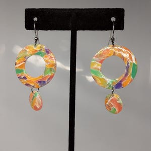 Bunte Groovy Form baumelt