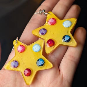 Orecchini a forma di stella con porta in cristallo e gemma – ispirati a Steven Universe – Gioielli in resina dipinti a mano