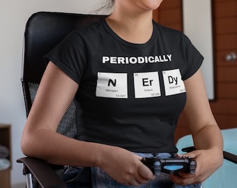 Camiseta Periodicamente Nerdy, camisa NERDY da tabela periódica, camisa da tabela periódica, camisa da ciência, humor científico, camisa da química, camisa do nerd, diversão
