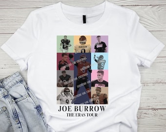 Puede incluir: Camiseta blanca con un collage de fotos de Joe Burrow con diferentes uniformes de fútbol. El texto "Joe Burrow The Eras Tour" está impreso debajo del collage.