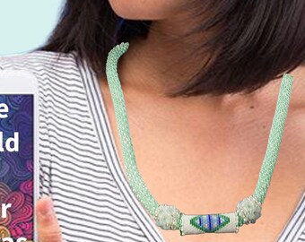 Zeegroene kralenketting met gehaakte peyote-steek en accentkraal, 50 cm lang.