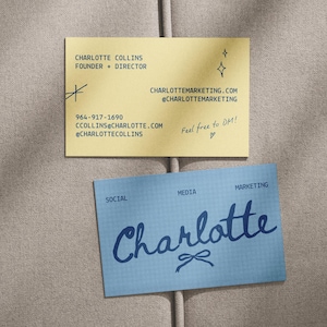 Pode incluir: Dois cartões de visita em um fundo de tecido neutro. O cartão superior é amarelo com texto preto, incluindo informações de contato e o texto "Feel free to DM!". O cartão inferior é azul com o nome "Charlotte" em itálico.