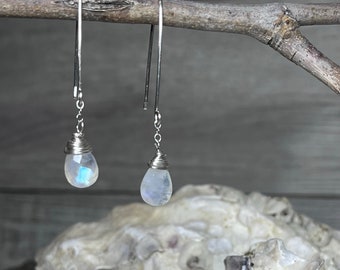 Facettierte auffällige Regenbogen Mondstein Edelstein Minimalist Wire-Wrapped Ohrringe Sterling Silber Braut BoHo handgefertigt in den USA von CaliSea Jewelry