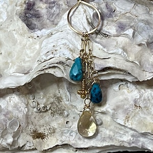 Delicada pedra preciosa turquesa e citrina facetada com pingente de talismã inspirado em &quot;vidro do mar&quot; pendurado em ouro 14K