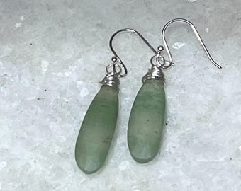 Brincos de prata esterlina com aventurina verde, joias artesanais com fio trançado.