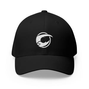 Peut inclure: Casquette de baseball noire avec une visière incurvée. La casquette présente un logo blanc brodé sur le devant. Le logo est un motif stylisé dans un cercle. La casquette est faite d'un matériau doux et durable.