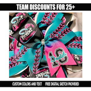 Può includere: Una collezione di fiocchi da cheerleader in verde acqua, rosa e nero. I fiocchi presentano cuciture da baseball, loghi di squadre e i testi "Beloit Venom" e "Doetch 16". L'immagine include anche il testo "Team Discounts for 25+".