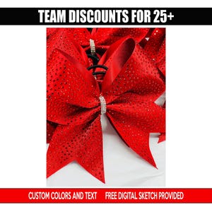 Puede incluir: Lazos de animadora rojos con detalles de pedrería. Cada lazo presenta un centro de pedrería brillante. La imagen incluye el texto "TEAM DISCOUNTS FOR 25+" y "CUSTOM COLORS AND TEXT FREE DIGITAL SKETCH PROVIDED".