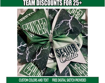 Op de afbeelding: Groene en witte cheerleading strikken met glitteraccenten. De strikken tonen het woord "THUNDER" en een bliksemmotief. Eén strik zegt "SENIOR Catia". De afbeelding bevat de tekst "TEAM DISCOUNTS FOR 25+" en "CUSTOM COLORS AND TEXT FREE DIGITAL SKETCH PROVIDED".