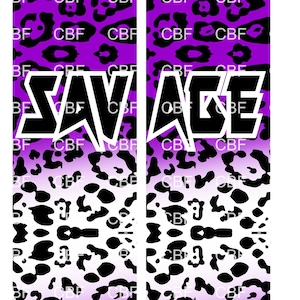 Può includere: Uno sfondo a stampa leopardata viola e bianca con la parola "SAVAGE" in lettere nere e bianche.