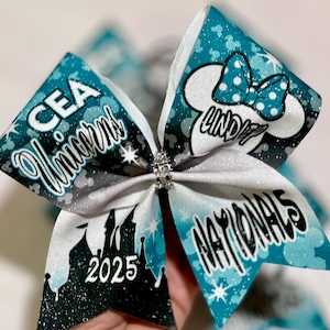 Könnte beinhalten: Ein türkisfarbener und weißer Cheer-Bogen mit Glitzer. Der Bogen hat einen weißen Hintergrund mit türkisfarbenen Mickey-Mouse-Ohren und dem Text "Disney" auf der linken Seite. Die rechte Seite hat einen türkisfarbenen Hintergrund mit weißem Text, der "CEA Unicorns" und "Nationals 2025" lautet.