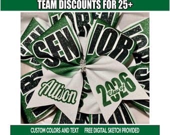 Puede incluir: Una colección de lazos de animadora en blanco, verde y negro. Los lazos presentan la palabra "SENIOR", el nombre "Allison" y "Class of 2026". Los lazos tienen un acabado brillante y están atados con una joya decorativa. El texto "TEAM DISCOUNTS FOR 25+" está en la parte superior.