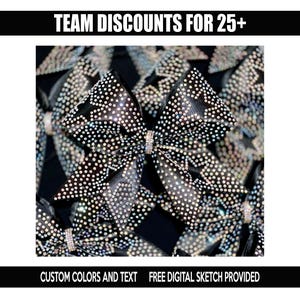 Op de afbeelding: Close-up van zwarte cheerleading strikken met sprankelende strass accenten. De strikken zijn versierd met witte stippen en hebben een strass midden. De afbeelding bevat de tekst "TEAM DISCOUNTS FOR 25+" en "CUSTOM COLORS AND TEXT FREE DIGITAL SKETCH PROVIDED".