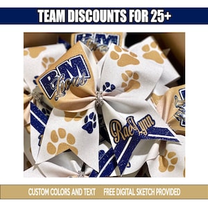 Op de afbeelding: Close-up van cheerleading strikken met witte, gouden en marineblauwe accenten. De strikken tonen pootafdrukken, de tekst "BM Lions" en gepersonaliseerde namen. De afbeelding bevat de tekst "TEAM DISCOUNTS FOR 25+" en "CUSTOM COLORS AND TEXT FREE DIGITAL SKETCH PROVIDED".