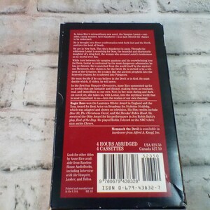 Puede incluir: Una caja de cinta de casete roja y negra con el t&iacute;tulo "4 Hours Abridged 4 Cassettes" y el t&iacute;tulo del libro "Memnoch the Devil" de Anne Rice. La caja tambi&eacute;n incluye el n&uacute;mero ISBN 0-679-43832-7 y el precio de $ 21,50 USD y $ 27,50 CAD.