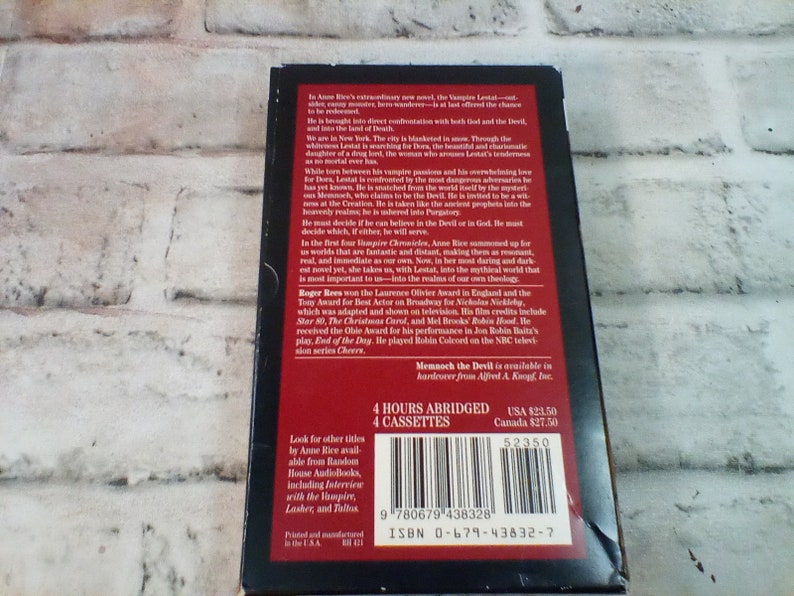 Puede incluir: Una caja de cinta de casete roja y negra con el t&iacute;tulo "4 Hours Abridged 4 Cassettes" y el t&iacute;tulo del libro "Memnoch the Devil" de Anne Rice. La caja tambi&eacute;n incluye el n&uacute;mero ISBN 0-679-43832-7 y el precio de $ 21,50 USD y $ 27,50 CAD.