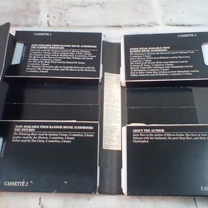 Puede incluir: Cuatro cintas de cassette negras con etiquetas blancas. Las etiquetas contienen texto sobre el libro "The Witches" de Anne Rice, incluyendo el t&iacute;tulo, el autor y los detalles del audiolibro. El texto tambi&eacute;n incluye informaci&oacute;n sobre otros libros de Anne Rice, incluyendo "The Witching Hour", "Lasher" y "Tallor".