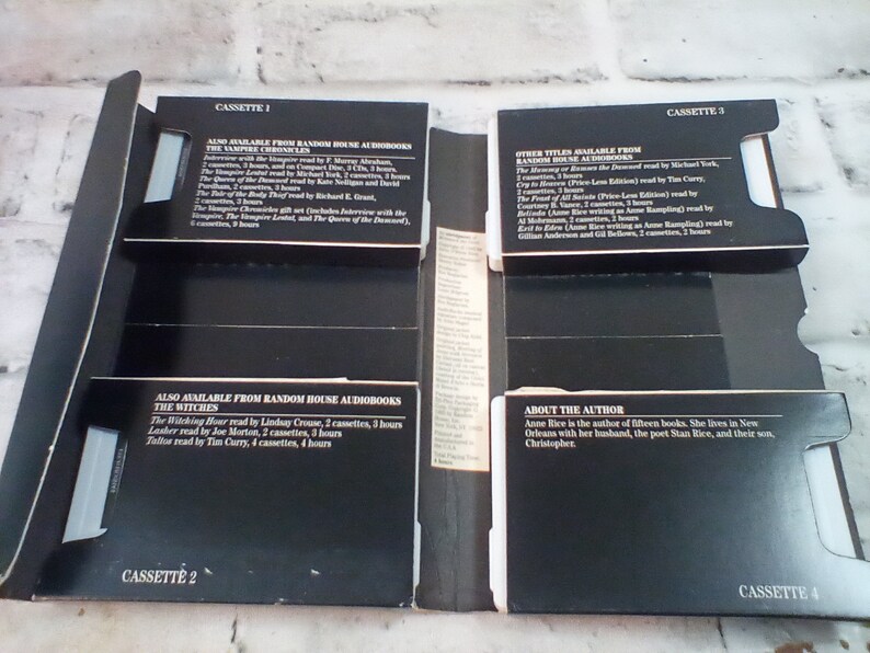 Puede incluir: Cuatro cintas de cassette negras con etiquetas blancas. Las etiquetas contienen texto sobre el libro "The Witches" de Anne Rice, incluyendo el t&iacute;tulo, el autor y los detalles del audiolibro. El texto tambi&eacute;n incluye informaci&oacute;n sobre otros libros de Anne Rice, incluyendo "The Witching Hour", "Lasher" y "Tallor".