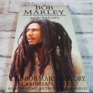 Documentaire VHS de Bob Marley and the Wailers L'histoire de Bob Marley, Les nuits des Caraïbes, diffusé à l'origine sur la BBC en 1986 Il s'agit d'une copie des années 90. Ex Cond