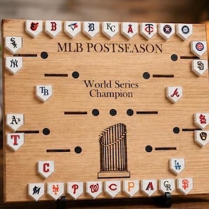 Könnte beinhalten: Hölzerne MLB-Postseason-Bracket-Tafel mit Teamlogos. Die Tafel zeigt den Text "MLB Postseason" und "World Series Champion". Die Logos sind in Weiß, Rot, Blau und Schwarz.
