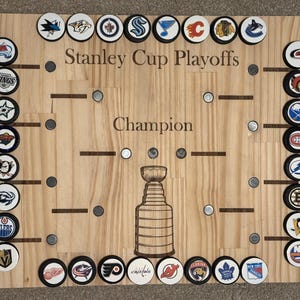 Pode incluir: Uma placa de madeira artesanal com a palavra "Bem-vindo" em uma fonte manuscrita. A placa é pintada de branco com um acabamento desgastado, e um pequeno coração decorativo está anexado. A placa mede aproximadamente 30 cm de largura.