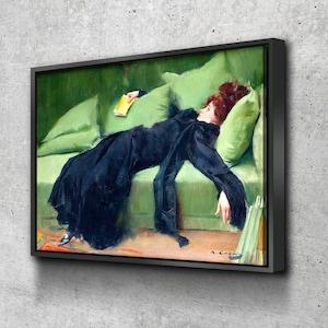 Puede incluir: Una pintura de una mujer con un vestido negro tumbada en un sofá verde. Ella sostiene un libro amarillo en su mano y su cabeza descansa sobre una almohada. La pintura está en un marco negro.